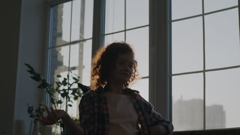 la chica de la ventana.