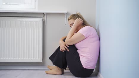 la mujer mentalmente enferma tiene miedo.