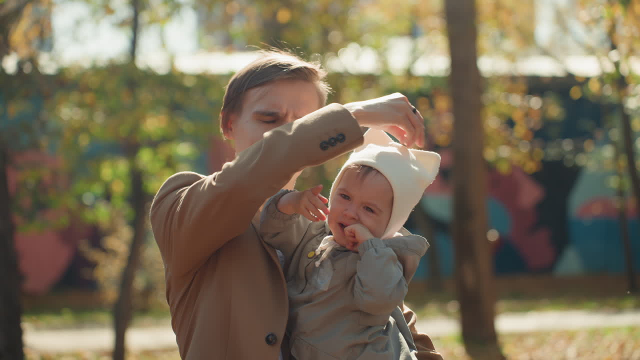 Il papà ripara il berretto. Il padre sta riparando attentamente il suo cappello. Il papà ripara e restaura meticolosamente il suo cappello preferito con amore. Il padre rammenda con cura e abilità il cappello usurato con grande attenzione.