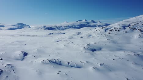 Hermosa-Toma-Aérea-Cinematográfica-Volando-Sobre-Un-Paisaje-Cubierto-De-Nieve-Intacto