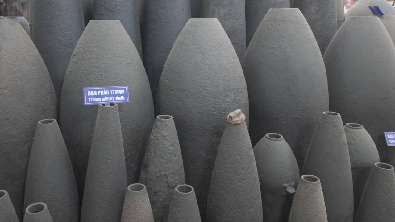 Video 4K de municiones en exhibición utilizadas en la Guerra de Vietnam en el museo de guerra de los Túneles de Cu Chi en Vietnam