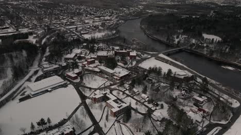 Vista-Del-Distrito-De-Lennoxville-Durante-El-Invierno-En-La-Universidad-Del-Obispo-Y-El-Lago-Massawippi-En-El-Fondo-En-Sherbrooke,-Quebec,-Canadá