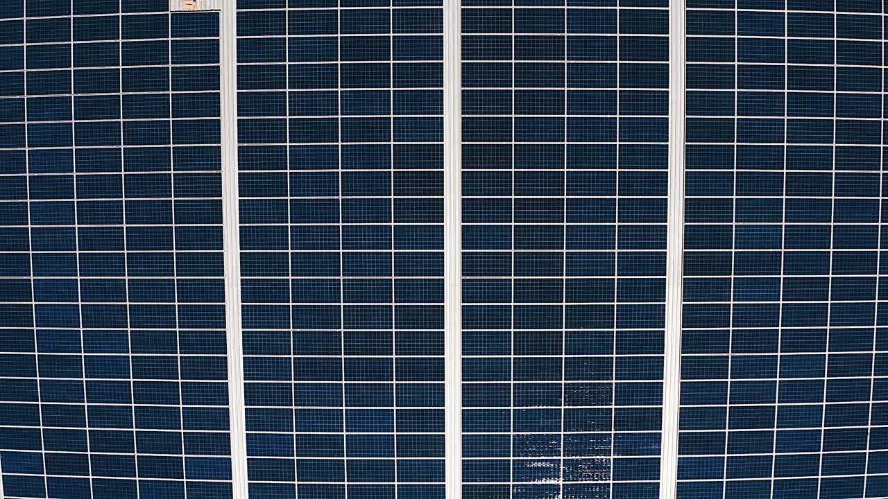 imágenes de video de 4k de un panel solar