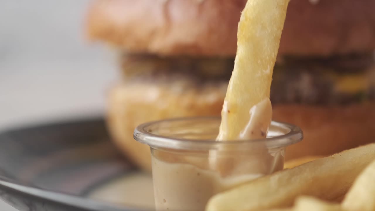Patatine fritte con hamburger e salsa per intingere