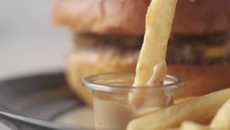 patatas fritas con hamburguesa y salsa de inmersión