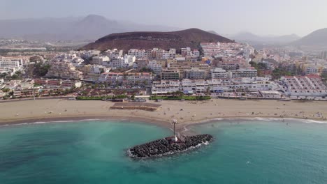 Vista-Aérea-De-La-Comunidad-De-Los-Cristianos-En-La-Isla-De-Tenerife-En-Las-Islas-Canarias,-España-En-Un-Día-Soleado