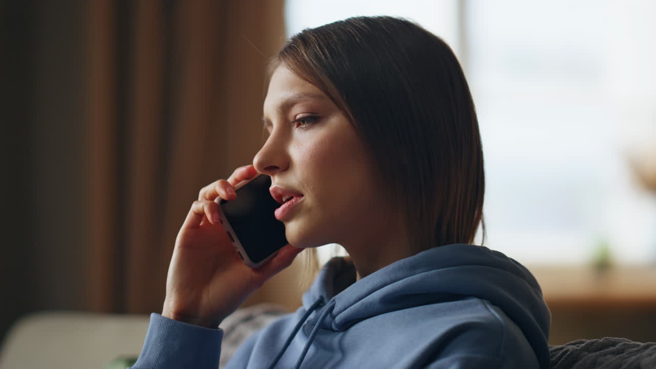 전화 통화하는 여자