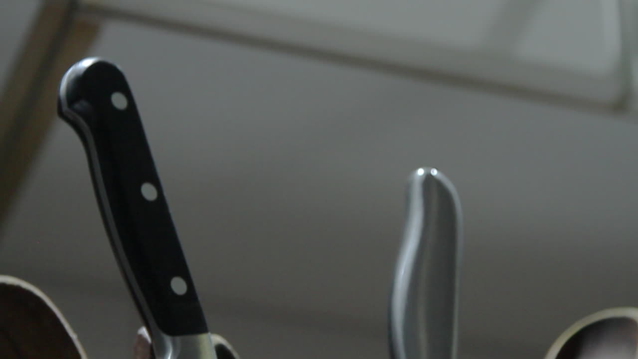 암흑의 위협적인 칼과 금속 소의 머리가 고기 산업을 상징합니다.