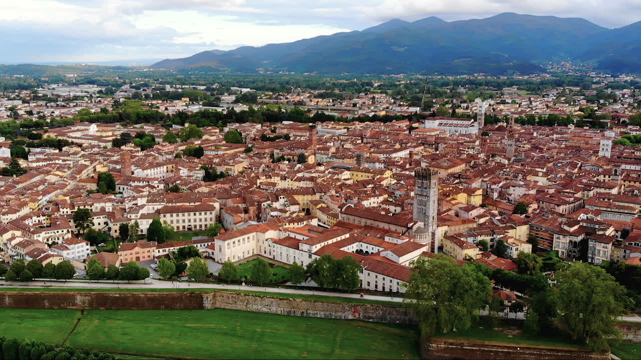 hermosa toma aérea de la ciudad de lucca, una ciudad antigua en medio de toscana, italia, 4k