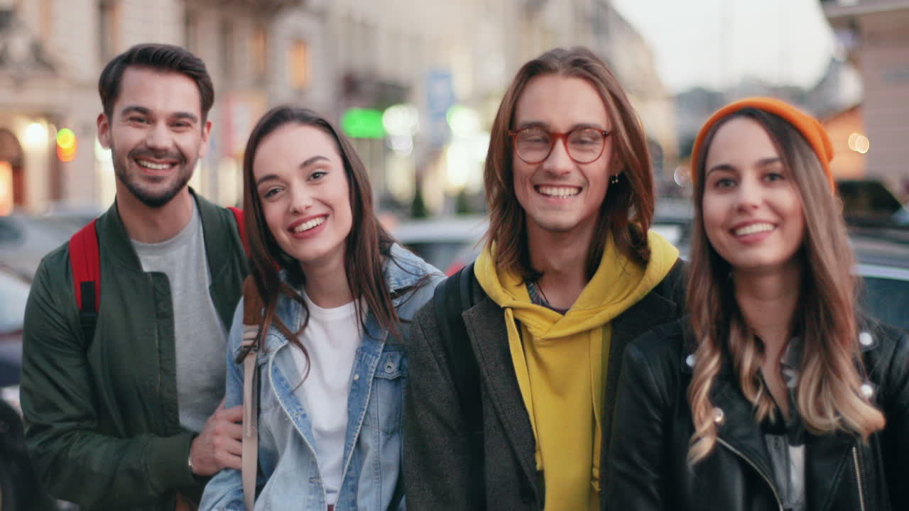 거리에서 함께 카메라에 미소의 백인 그룹 친구
