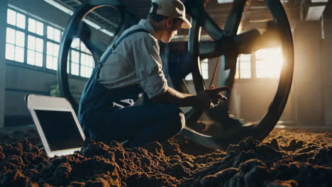trabajador industrial que inspecciona grandes máquinas