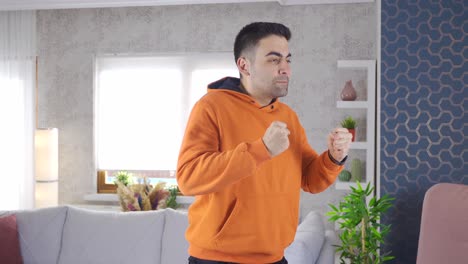 un hombre que tiene un colapso nervioso.