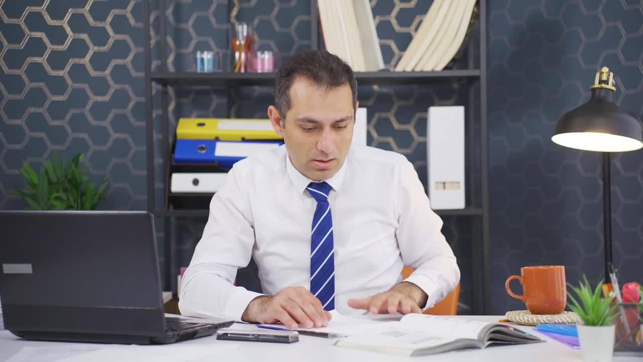 시간 압박을 겪는 스트레스를 받은 사업가입니다.