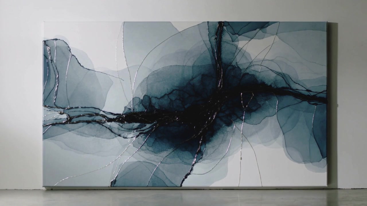 La caméra recadre et ajuste l'exposition dans une galerie, montrant des nervures de toile bleu-gris et des lignes métalliques.