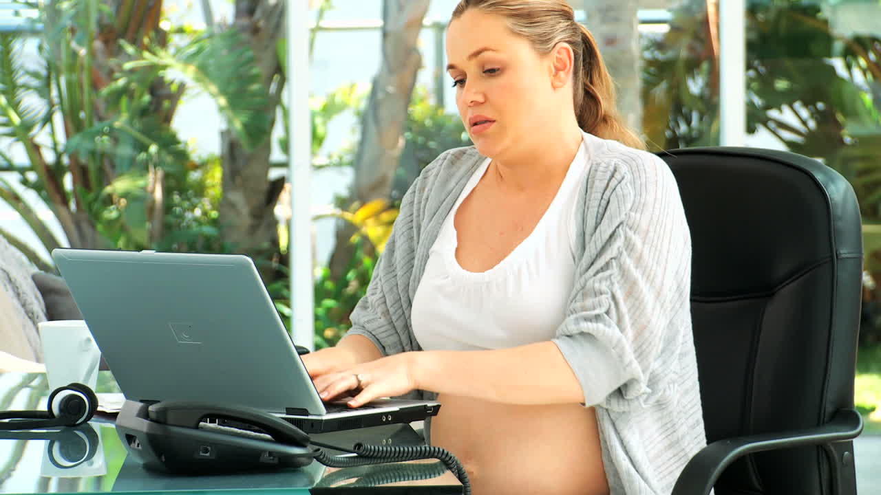 mujer embarazada muy cansada