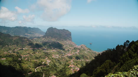 Paisaje-Paisajístico-Desde-El-Mirador-De-Portela-En-La-Isla-De-Madeira,-Portugal---Vista-Amplia