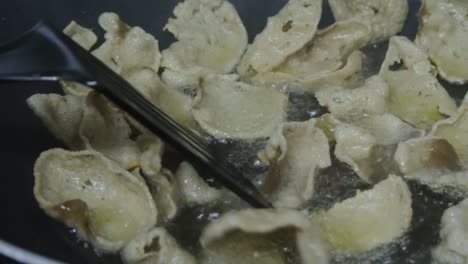 freír las galletas de pescado seco