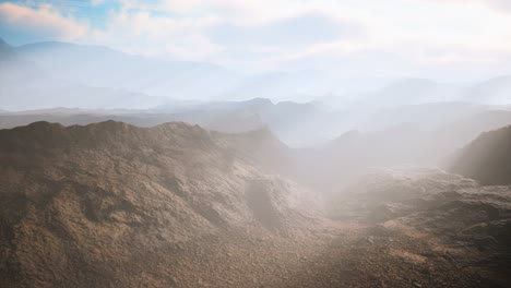 paisaje aéreo de desierto volcánico con rayos de luz