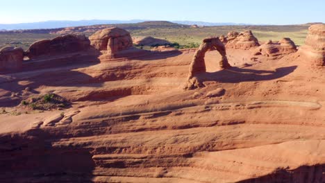 4k-Antenne-Des-Zarten-Bogens-Im-Arches-Nationalpark,-Utah,-USA