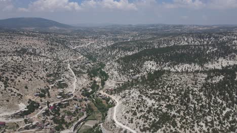 Montañas-Colinas-Valle-Pequeño-Pueblo