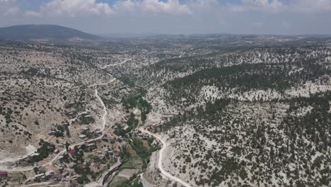 montañas colinas valle pequeño pueblo
