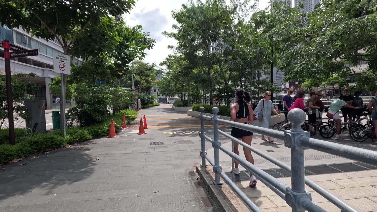 사람들이 교통 콘과 표지판으로 거리를 건너고 있습니다.