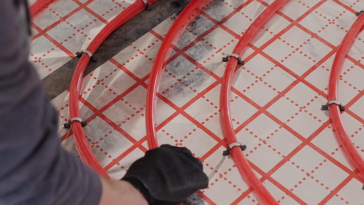 물 난방을 위한 바닥 난방 파이프 설치. 난방 시스템. 열 단열 바닥을 위한 파이프.