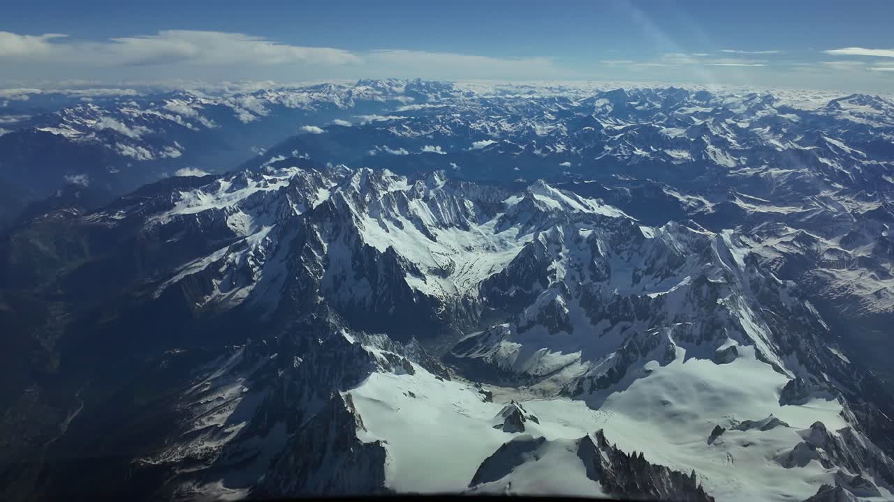 pov aéreo de la cumbre del mont blanc cubierto de nieve en un espléndido día de junio