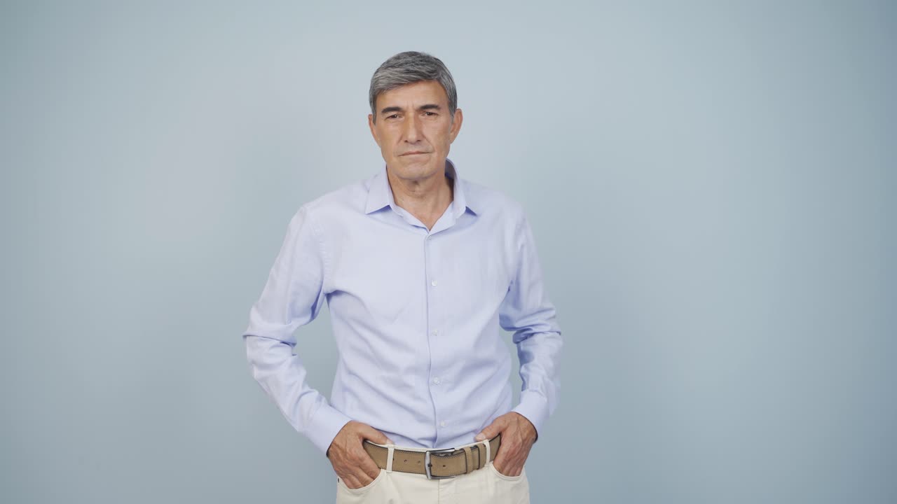 부정적인 표정으로 카메라를 바라보는  ⁇ 은이.