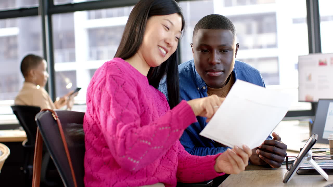 diversas personas de negocios hablando y trabajando juntos en la oficina, cámara lenta, espacio de copia