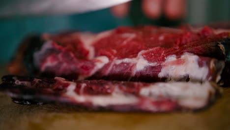 vista de cerca del chef cortando el bistec con un cuchillo de acero
