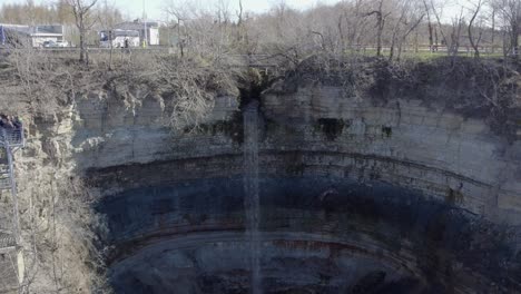 Drone-Volando-Desde-La-Cascada-De-Valste-Hacia-El-Mar-Báltico-En-Una-Mirada-Más-Lenta