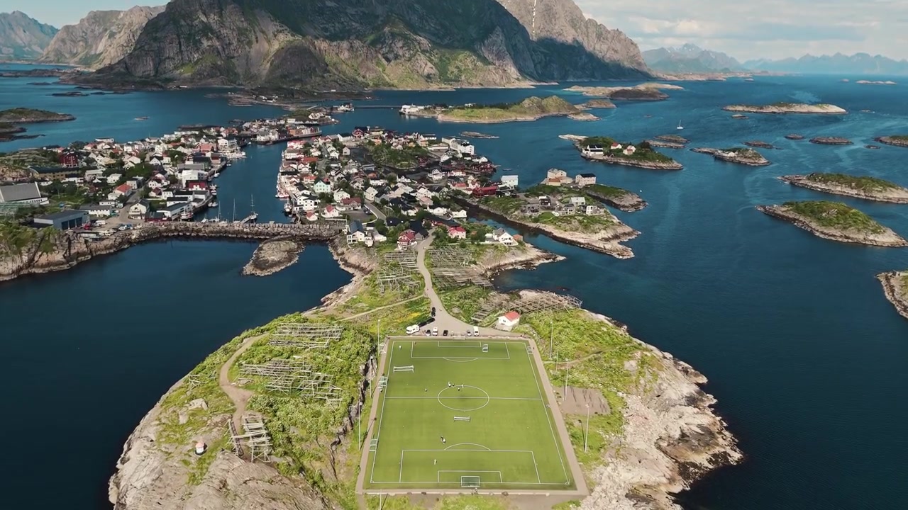 Henningsværin stadion ja kalastajakylä levittäytyvät arktisille saarille.