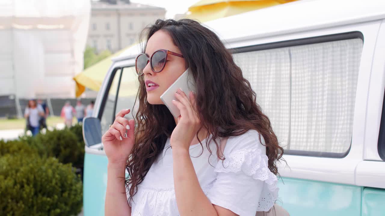 Ragazza che parla al cellulare in città
