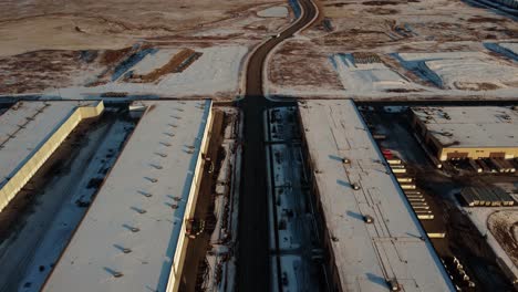 Toma-Aérea-Reveladora-De-Una-Carretera-Solitaria-En-Las-Praderas-Invernales-De-Alberta-En-Canadá.