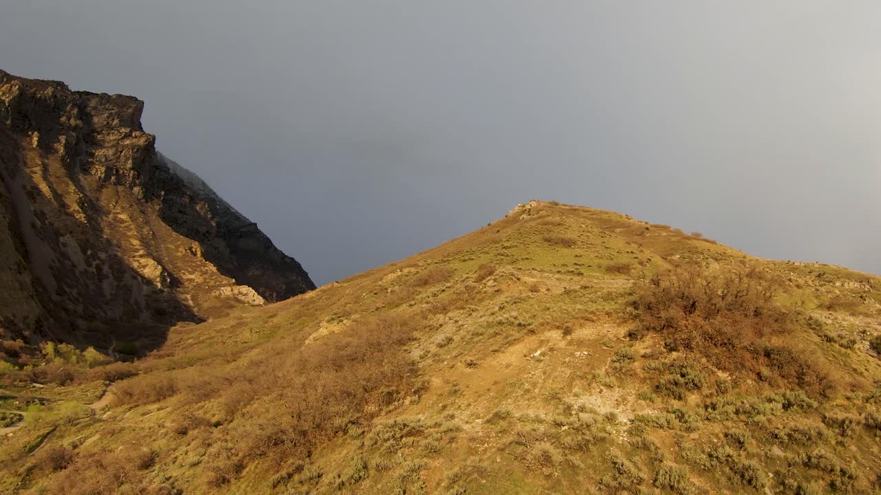 Vista aerea in discesa e salita lungo la montagna nello Slate Canyon Park fino alla cima con nuvole nel cielo