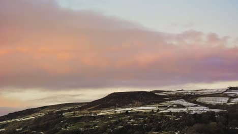 Zeitraffer-Der-Schneebedeckten-Hügel-Von-Todmorden,-Die-Sich-An-Die-Hügel-Von-West-Yorkshire-Schmiegen