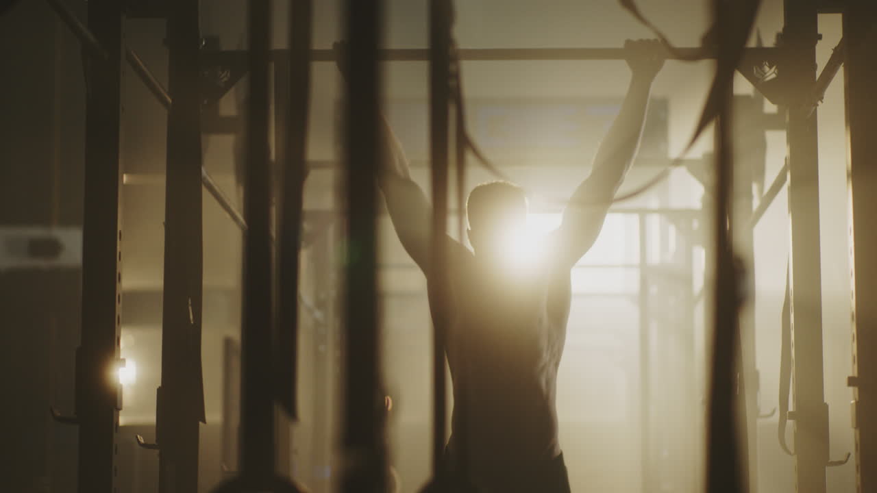 체육관 에서 풀업 을 하는 남자