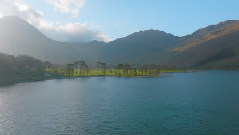 Buttermere-Lake-District-Unesco-Nationalpark,-Sonnenaufgang-Aus-Der-Luft,-Vorwärts-Zum-Kopf-Des-Sees-Mit-Bäumen-Und-Bergen-Mavic-3-Cine-Prores-422---Clip-1