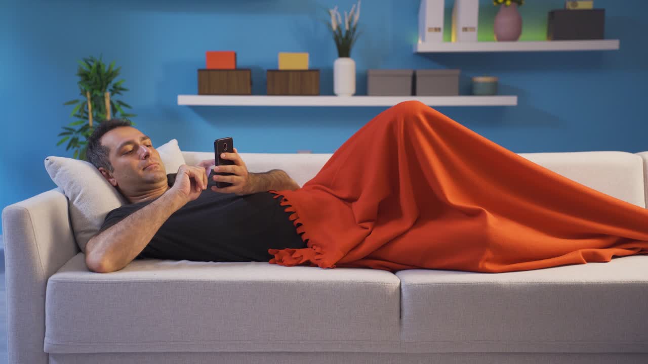 hombre mirando el teléfono mientras miente.