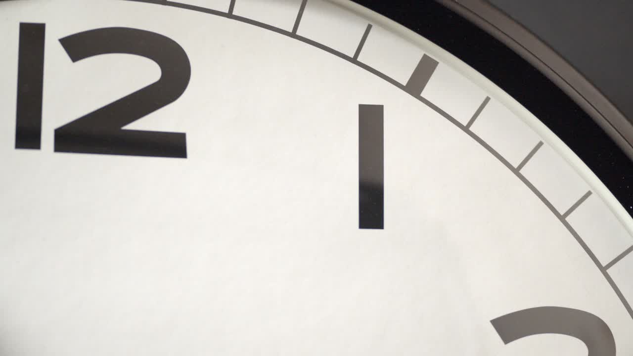 reloj blanco cerca en el lapso de tiempo en la pared gris oscuro