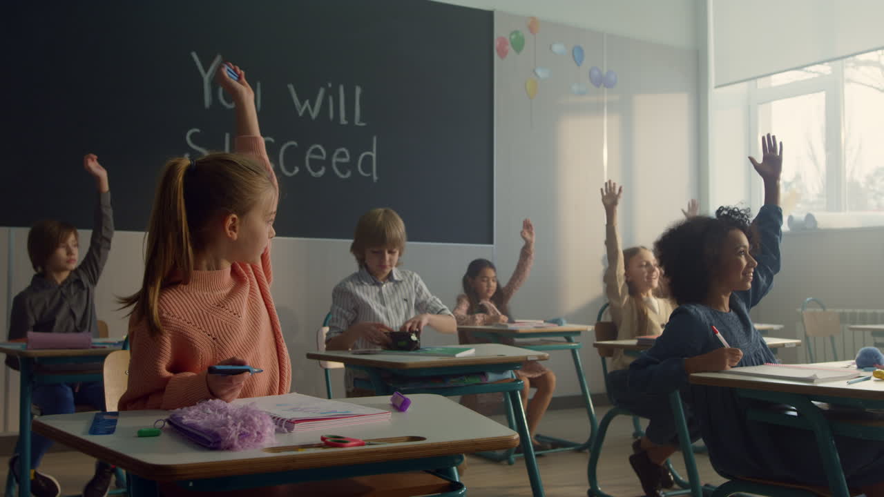 교실 에서 과학 을 공부 하는 학생 들. 운동 책 에 글 을 쓰는 어린이 들