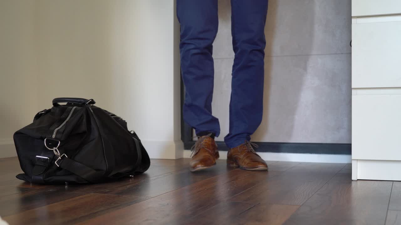 un hombre entra en la casa.