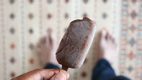 persona que sostiene un helado de chocolate