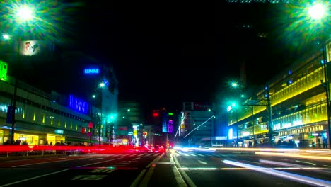 lapso nocturno cerca de la estación en shinjuku lado sur ángulo bajo derecha panorámica