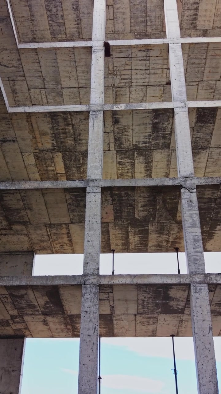 Cantiere edile urbano con struttura e travi in cemento a vista