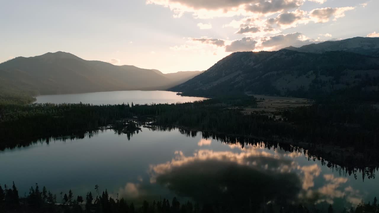 Stanley, Idaho'da bir göl üzerindeki güzel bir gün batımının üzerinde drone uçurmak