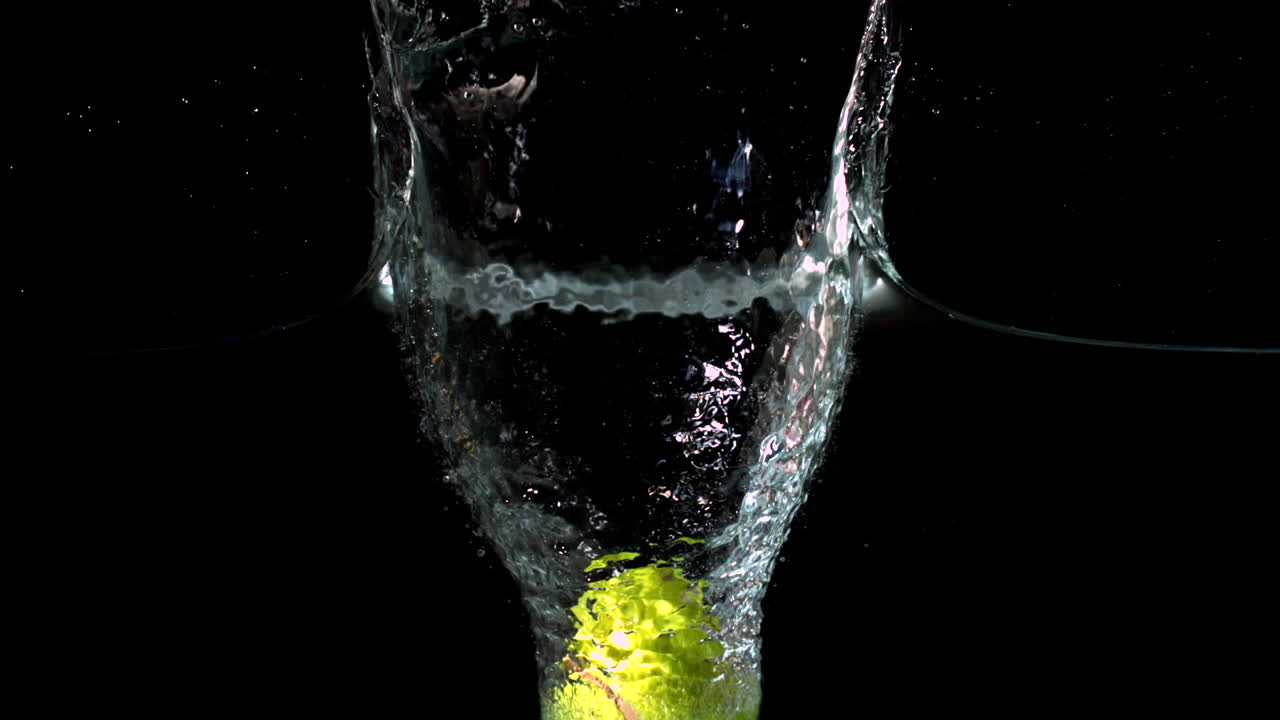 теннисный мяч падает в воду