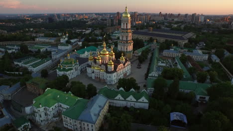 Vista-Aérea-Arquitectura-Kiev-Pechersk-Lavra-En-El-Paisaje-De-La-Ciudad-Por-La-Noche