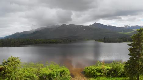 4K-Drohnenvideo-Von-Bergen-Rund-Um-Den-Otto-See-In-Der-Nähe-Von-Healy,-Alaska-An-Einem-Sonnigen-Sommertag